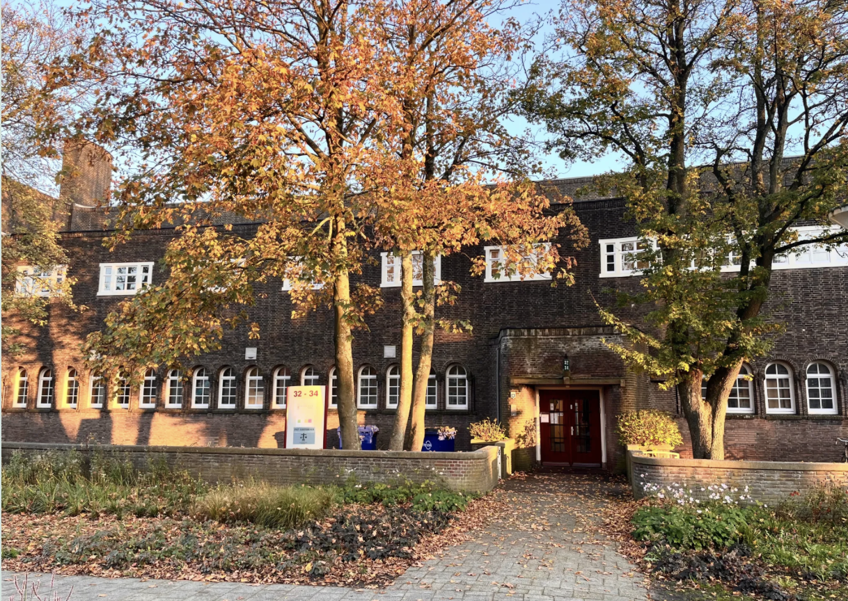 Hoofdgebouw Wingerdweg 32, locatie van praktijk Con Calma in Amsterdam Noord
